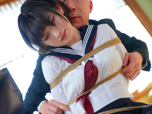 Cosplay de colegiala para tener sexo con su suegro